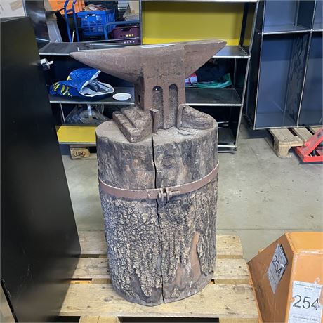 Schwerer Schmiedeamboss auf massivem Holzstamm - ID: 68-LSV