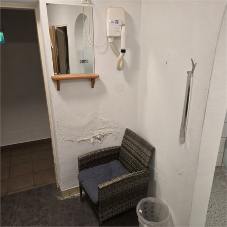 Trocknungsplatz (Spiegel, Föhn, Rattan Stuhl) - ID: 123-WF