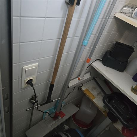 Leiter & Posten Putzutensilien  - ID: 111-WF