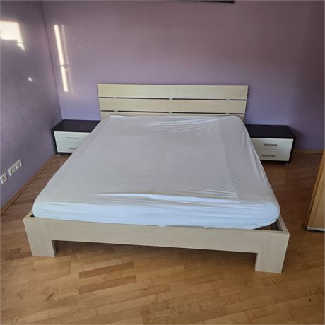 Zimmer komplett (Bett, Matratze, Nachtkästen, Deko) - ID: 170-WF