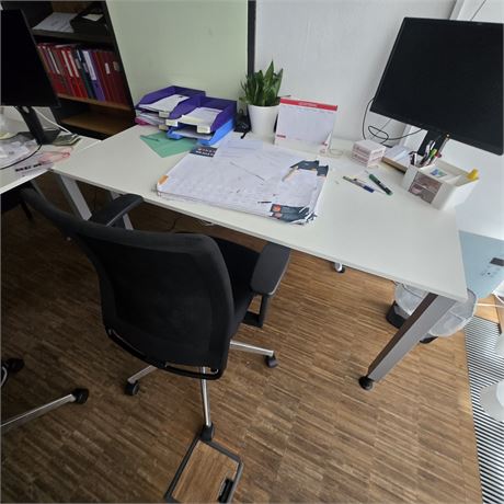 Schreibtisch inkl. Bürostuhl & Rollcontainer - ID: 218-VFT