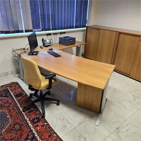 Büroset mit Schreibtisch, drei Schiebetürschränken und Bürostuhl - ID: 32-DUV