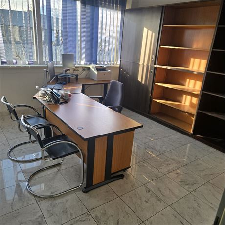 Büroset mit Schreibtisch, Bürostuhl und Freischwingern - ID: 27-DUV