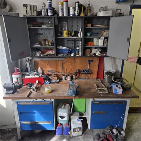 Werkbank mit Rückwand + Kästchen + Schraubstock - ID: 44-CGW