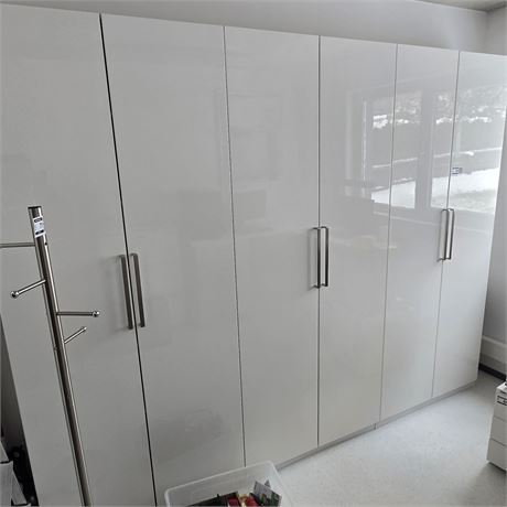 Weißer Kasten mit sechs Türen - ID: 69-ZSP