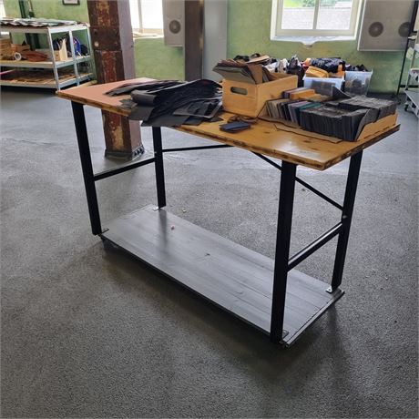 Arbeitstisch auf Rollen + Material + Muster - ID: 44-FPC