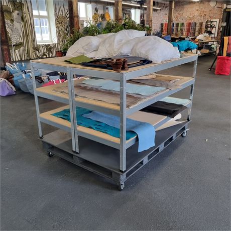 2 Steckregale auf Rollwagen + Textilmuster + Pölster - ID: 37-FPC