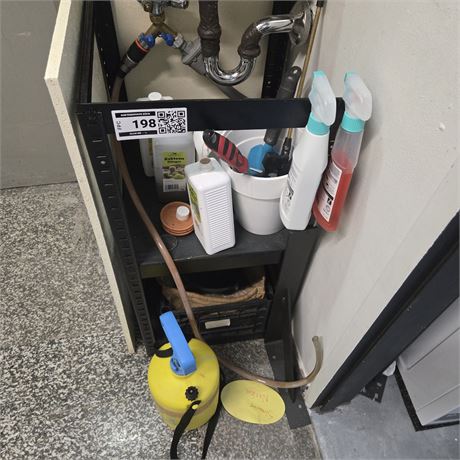 Regal mit Putzutensilien + Pumpsflasche - ID: 198-FPC