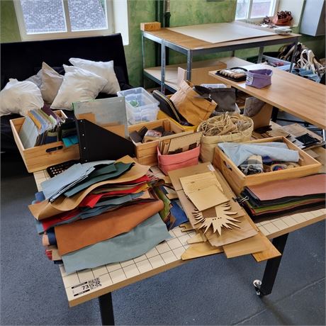 Arbeitstisch + Rohstoffe + Bastelmaterial - ID: 73-FPC