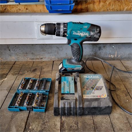 Makita Bohrschrauber + Akku + Ladegerät + Bit-Satz - ID: 18-SME