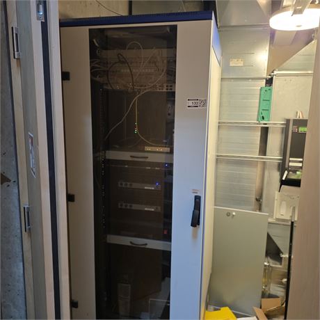 Serverschrank inklusive Inhalt - ID: 132-LLG