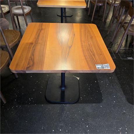 Tisch Nussbaumholz mit Stahlfuss - ID: 30-LLG