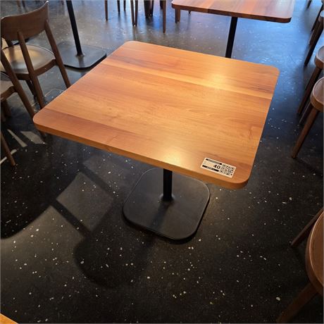 Tisch Nussbaumholz mit Stahlfuss - ID: 40-LLG