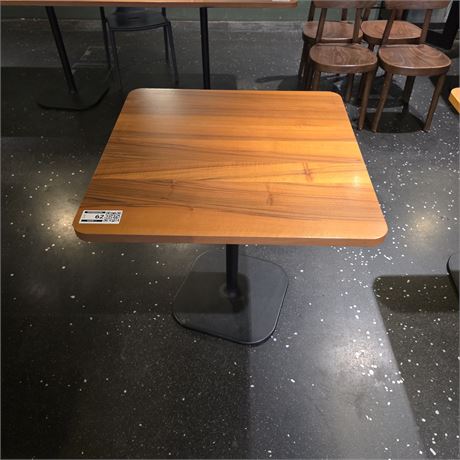 Tisch Nussbaumholz mit Stahlfuss - ID: 62-LLG