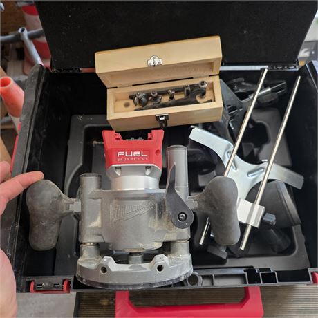 Milwaukee M18 FTR-8 Akku-Oberfräse - ID: 9-REB
