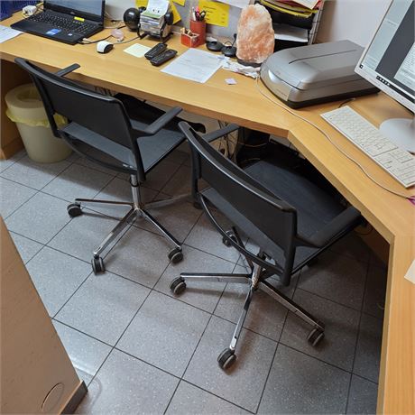 2 Bürostühle, schwarz, mit Armlehnen und Netzbespannung - ID: 269-ZUP