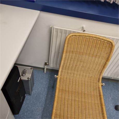 Rattan-Stuhl mit grauem Metallgestell - ID: 111-ZUP
